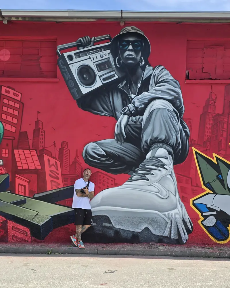 Murale di character con boombox su fondo rosso, stile old school