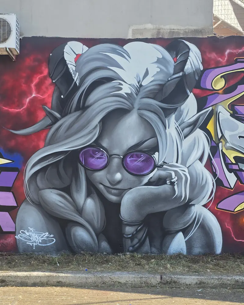 Murale di character femminile con occhiali viola su sfondo rosso e viola