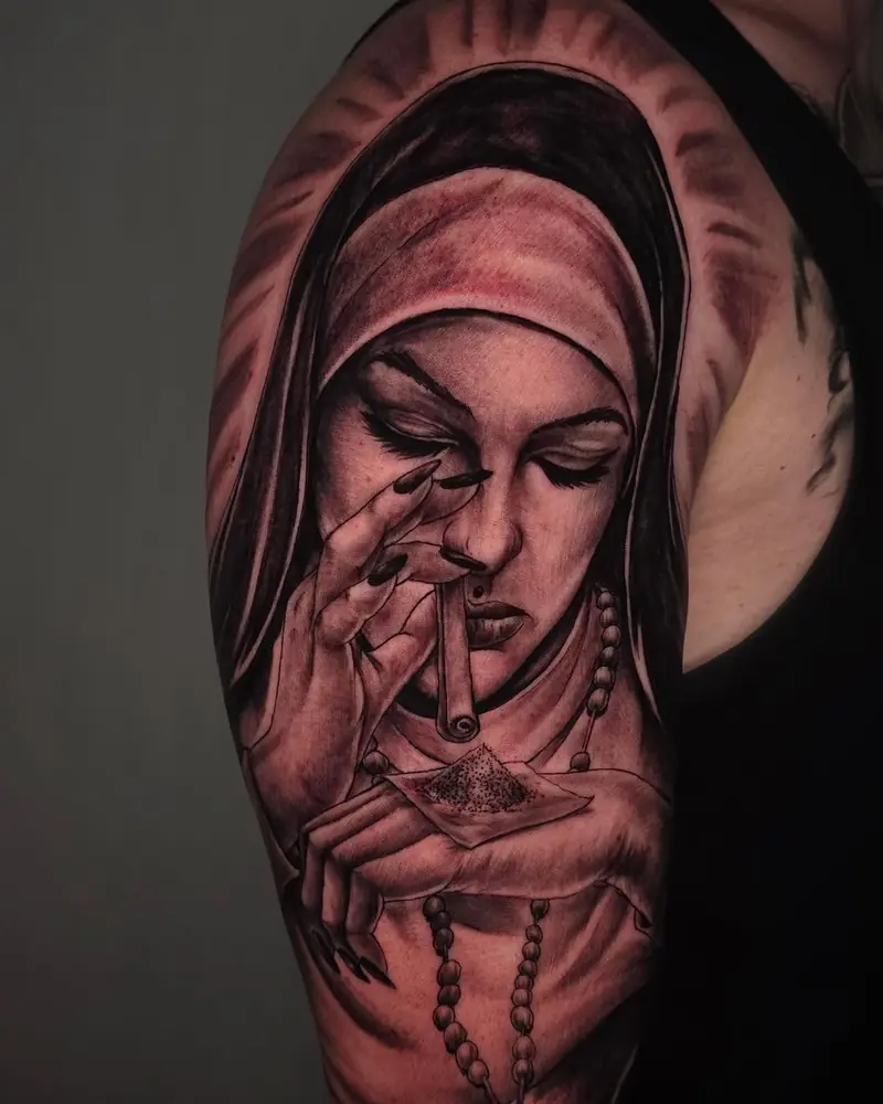 Tatuaggio realistico di volto femminile con velo e rosario sul braccio, black and grey