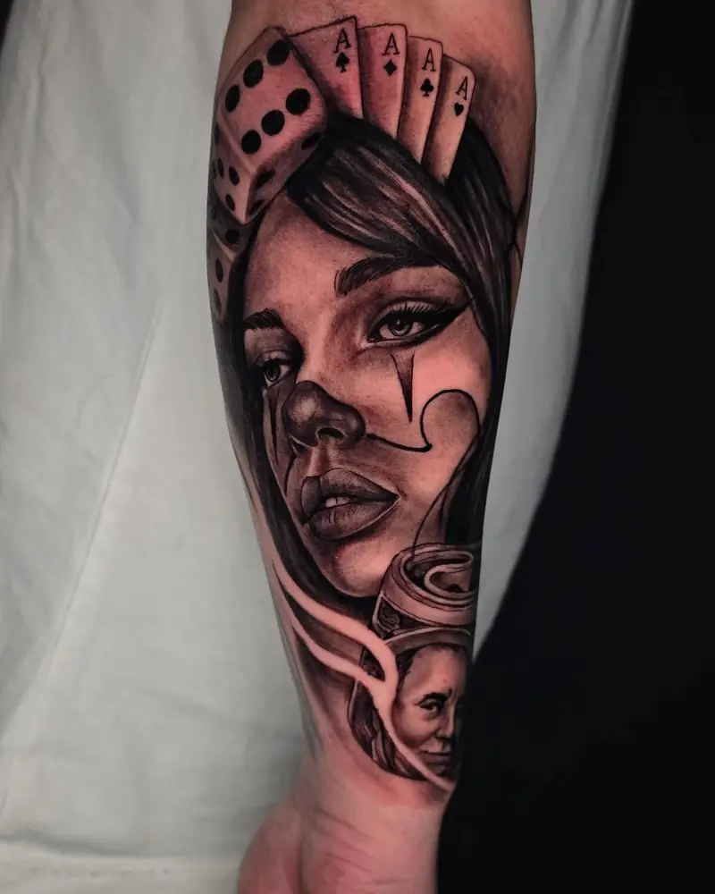 Tatuaggio chicano di volto femminile con corona di carte da gioco, black and grey