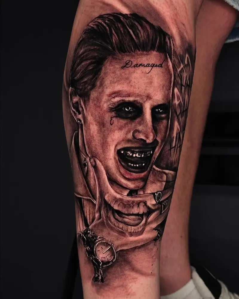 Tatuaggio realistico del Joker sul braccio in black and grey