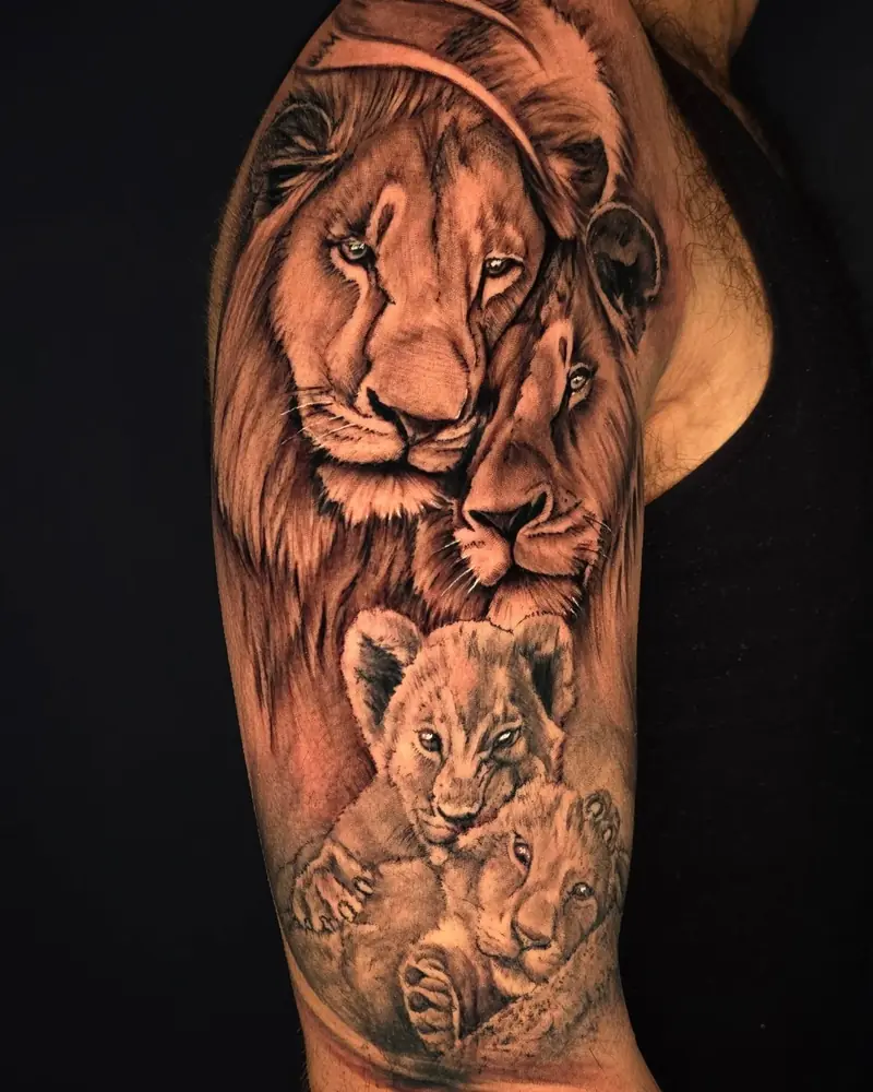 Tatuaggio di leone con cuccioli su spalla e braccio, black and grey