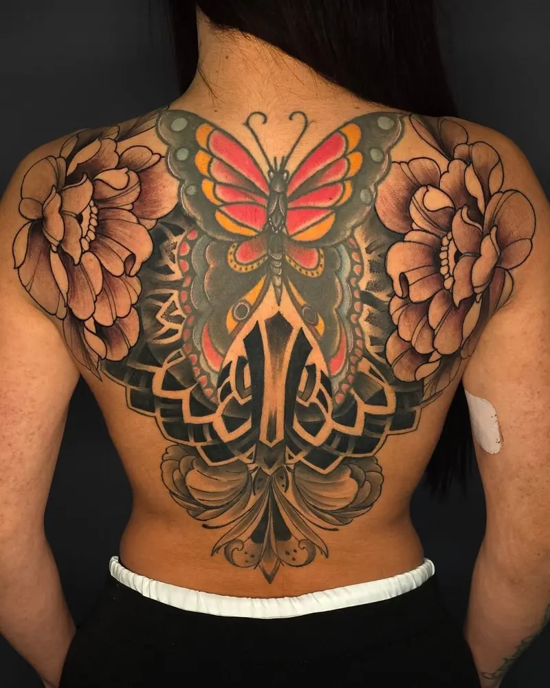 Back piece ornamentale sulla schiena con farfalla a colori e motivi floreali