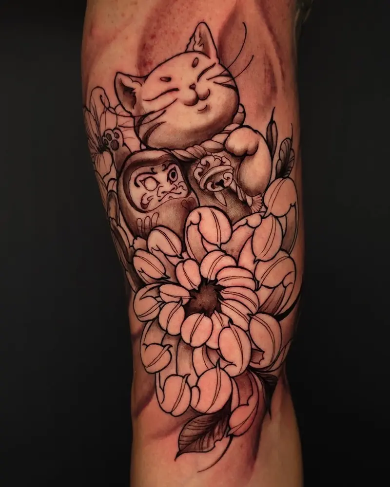 Manica giapponese in black and grey con maneki neko, daruma e fiori