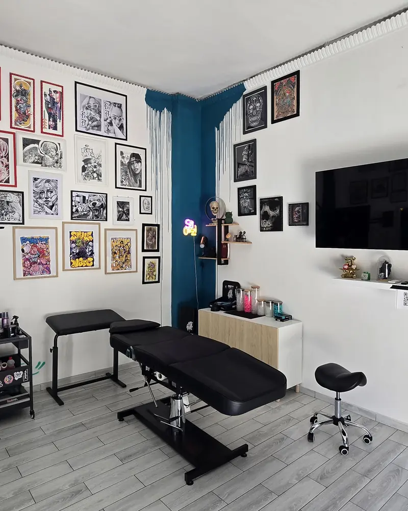 Vista d’insieme dello studio con postazione, opere alle pareti e pavimento chiaro